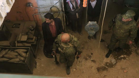 Rossiya harbiylari 16-aprel kuni Suriya hukumati tomonidan tashkillashtirilgan media-tur davomida Duma shahridagi o‘q-dori qoldiqlarini tekshirmoqda. O‘shanda Suriya armiyasi isyonchilar anklaviga qarshi 2 oy davomida olib borilgan hujumdan so‘ng barcha aksil-hukumat kuchlari Sharqiy G‘utani tark etganini e’lon qilgan edi.(Louai Beshara/AFP)