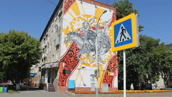 This mural, seen behind an Astana crosswalk August 14, depicts the Kazakh game of kyz kuu ("girl chasing"). A young man pursues a beauty. Both are on horseback. [Aydar Ashimov]