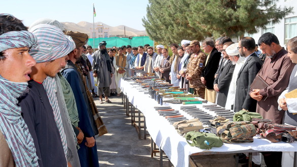 Bodg‘is viloyatida 50 nafar Tolibon jangarisidan iborat guruh o‘z qurollarini topshirib, tinchlik jarayoniga qo‘shiladi. 11-avgust kuni olingan surat. (Nosir Solihiy)