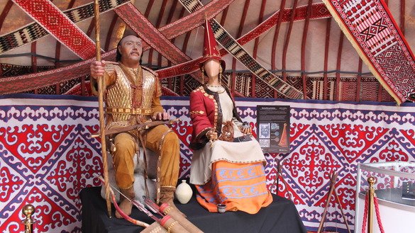Музеи из разных городов Казахстана привезли свои экспонаты, которые выставляются на фестивале в юртах. [Айдар Ашимов]