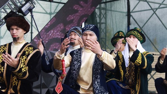 Players in a theatrical performance ask Allah to preserve peaceful life in Kazakhstan. [Aydar Ashimov]