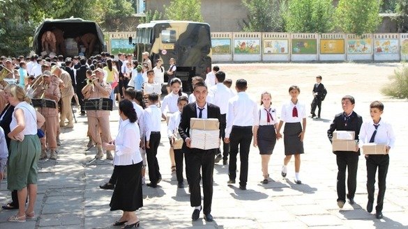 Тожикистонлик ўқувчи болалар «Русский мир» жамғармаси берган рус тили дарсликларини мактабга олиб бормоқдалар. Жамғарма томонидан Тожикистон таълим вазирлигига жами 20 минг дона рус тили дарслиги тақдим этилган. («Русский мир» жамғармаси)