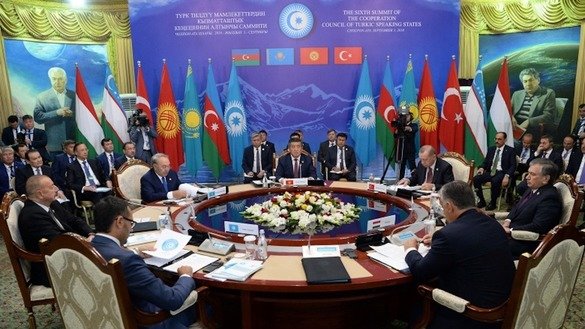 Туркий кенгашга аъзо давлатлар раҳбарлари 3 сентябрь куни Чўлпон Ота шаҳрида Туркийзабон давлатлар ҳамкорлик кенгашининг олтинчи саммитига йиғилдилар. (Қирғизистон президентининг расмий сайти)