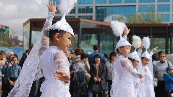 Uzbek girls dance in folk costumes at an Uzbek food festival in Astana on September 8. [Aydar Ashimov]