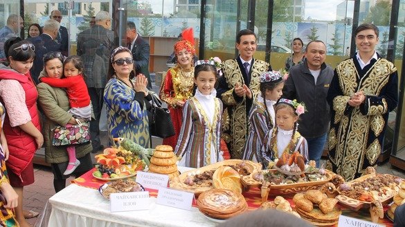 Children and adults from the Uzbek diaspora in Kazakhstan offer Uzbek dishes to festival-goers in Astana September 8. [Aydar Ashimov]