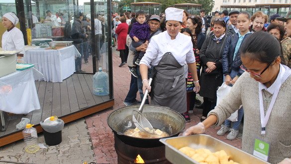 A cook prepares Uzbek liver pirozhki (dumplings) in cottonseed oil on September 8 in Astana. [Aydar Ashimov]
