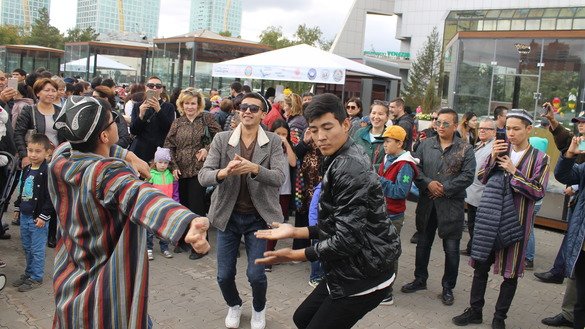 Певцы из Узбекистана приняли участие в фестивале, исполняя любимые песни жителей обеих стран. Посетители танцуют под узбекскую поп-музыку. Астана, 8 сентября. [Айдар Ашимов]