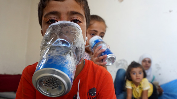12-sentabr kuni Suriyaning Idlib viloyatidagi Binnish shahrida har qanday reydlarga tayyor turish maqsadida qo‘lbola gaz niqoblarini taqib ko‘rayotgan bolalar. Suriya rejimi va uning Rossiyalik ittifoqdoshi isyonchilarning so‘nggi qo‘rg‘oni bo‘lgan Idlibni qaytarib olish bilan tahdid qilmoqda. (Muhammad Haj Kadur/AFP)