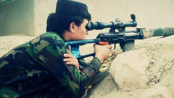 Suriya va Afg‘onistonda jang qilayotgan “Imom Buxoriy katibasi” o‘zbek jangarilari guruhining snayperi, Afg‘onistonning Faryob viloyatida olingan va 20-sentabr kuni Telegram orqali tarqatilgan surat. O‘zbekiston hukumatining amnistiya haqidagi yangi qarori qilmishiga pushaymon bo‘lgan jangari guruh a’zolariga taalluqli bo‘ladi, ammo, terrorchilik harakatini amalga oshirgan, terrorizmni moliyalashtirgan yoki boshqa jiddiy jinoyatlarni sodir etganlarga nisbatan qo‘llanilmaydi. (Fayl)