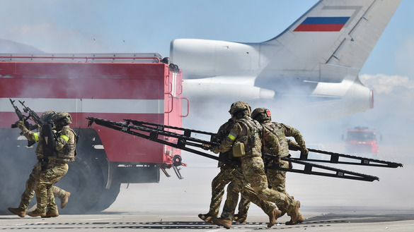 Rossiya va Qirg‘iziston askarlari 25-sentabr, Tamchi aeroportida o‘tkazilgan “Issiqko‘l aksilterror mashqlari - 2018” harbiy mashg‘ulotlarida ishtirok etmoqdalar. (Vyacheslav OSELEDKO/AFP)