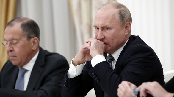 Rossiya prezidenti Vladimir Putin (oʻngda) bosh vazir Sergey Lavrov bilan Kremlda AQSH Milliy xavfsizlik maslahatchisi Jon Boltonni (suratda koʻrsatilmagan) qarshi olmoqda, 23-oktabr, 2018-yil, Moskva. (Maksim SHIPENKOV / POOL / AFP)