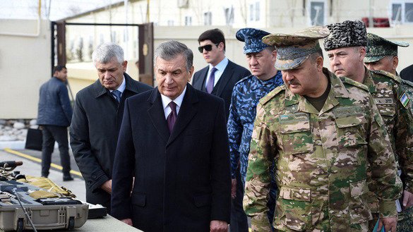 President Shavkat Mirziyoyev and Defence Minister Abdusalom Azizov inspect weapons in Chirchik November 28. [Uzbekistan's Ministry of Defence]