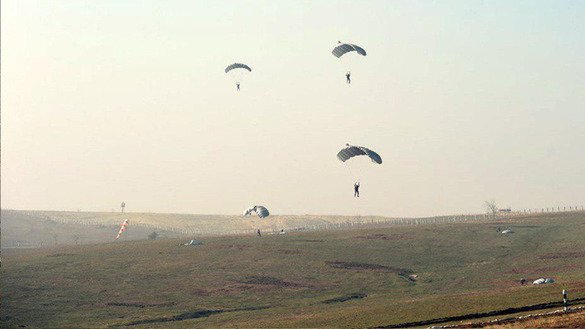 O‘zbek desantchi askarlari parashutda, Chirchiq, 28-noyabr. (O‘zbekiston mudofaa vazirligi)