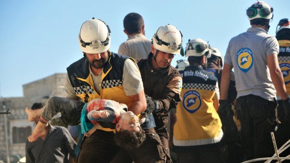 Oq dubulg‘alilar nomi bilan mashhur boʻlgan Suriyaning fuqaro mudofaasi ko‘ngillilari Rossiya yoki Suriya rejimi tomonidan uyushtirilgan havo hujumidan berkinib olgan bolani qutqarmoqdalar. Oq dubulg‘alilar Suriyada kimyoviy qurollar borasidagi Rossiyaning dezinformatsiya kampaniyasi tomonidan nishonga olinganlar qatorida. (Oq dubulg‘alilar)