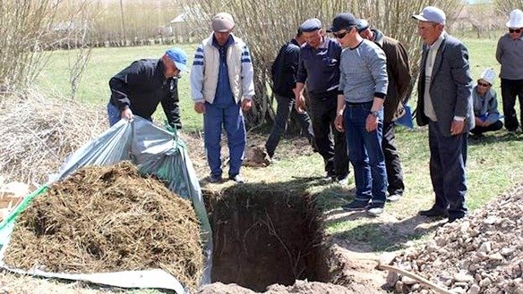 Norin viloyati fermerlari biogumus - ekologik sof oʻgʻit ishlab chiqarishni oʻrgandilar, may oyi. (Bishkek ekologik axborot xizmati)