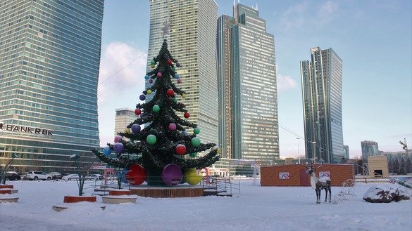 Остонадаги байрам арчаси, 20 декабр. Қозоғистонда бундай арчалар байрамдан 10 кун олдин ўрнатилади. (Айдар Ашимов)