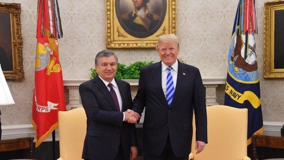 Президент США Дональд Трамп (справа) принимает президента Узбекистана Шавката Мирзиёева (слева) в Белом доме. Вашингтон, 16 мая 2018 г. [Посольство США в Узбекистане]