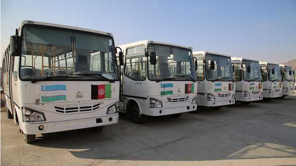 Uzbekistan donated 25 Uzbek-made buses to the Afghan Higher Education Ministry on November 19, 2018. The buses are shown in Termez. [Uzbek Foreign Ministry]