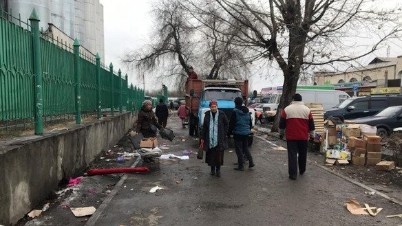 Authorities have introduced a fine of 5,500 KGS ($80) for spitting on the street and for littering with small items, such as a fruit rind, in public places. Osh Bazaar in Bishkek is shown January 9. [Bishkek City Hall]