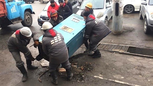 Bishkek city workers remove illegally dumped trash from the capital's Osh Bazaar January 9. [Bishkek City Hall]