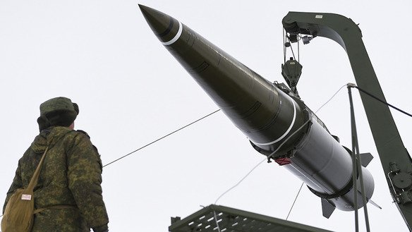 Россия аскарлари «Искандер-М» баллистик ракетасини учиришга тайёрланмоқда, март ойи, Астрахань вилояти. Қисқа ва ўрта масофали ракеталарни йўқ қилиш (INF) шартномасига зид бўлган SSC-8 номи билан машҳур 9М729 ракетаси «Искандер»га ўхшаш эканлиги таҳмин қилинади. (Россия мудофаа вазирлиги)