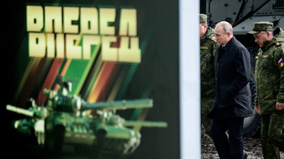 Россия президенти Владимир Путин ва мудофаа вазири Сергей Шойгу Сибирнинг Цугол полигонида ўтган йилнинг 13 сентябрь куни ўтказиган «Восток-2018» ҳарбий машқларини кузатдилар. Постерда «Олға» деб ёзилган. НАТОнинг барча 29 аъзосига кўра, INF битимини бузаётган ракета масаласида Кремль ва НАТО ўртасида зиддият юзага келган. (Младен Антонов/AFP)