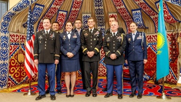 AQSH markaziy qo‘mondonligi (CENTCOM) qo‘mondoni, general Jozef Votel boshchiligidagi AQSH delegatsiyasi, 2018-yil 14-may kuni Ostonada xavfsizlik va ommaviy qirg‘in qurollarini tarqatmaslik va ularning xavfsizligi masalasiga bag‘ishlangan ishchi tashrif chogʻida olingan surat. (Qozog‘istondagi AQSH elchixonasi)