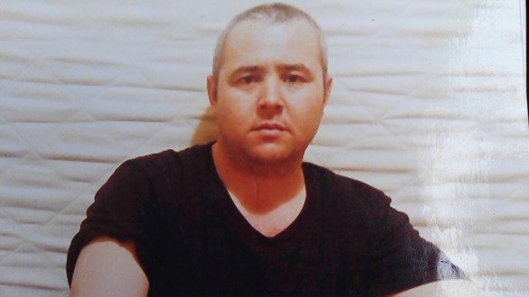 Муроджон Хўжамонов оддий меҳнат мигранти эди (сурат санаси номаълум). У радикал мафкура таъсирига тушгунигача заводда ва қурилишда ишлаган. (Хўжамоновлар оилавий архивидан)