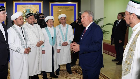 Собиқ президент Нурсултон Назарбоев 18 март куни Остонада Қозоғистон мусулмонлари диний идораси вакиллари билан учрашуви чоғида. (Қозоғистон президенти матбуот хизмати)