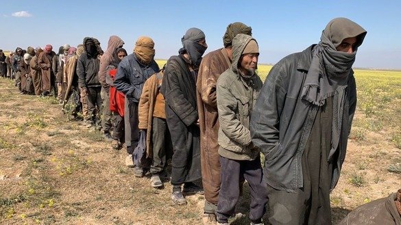 «Ислом давлати» жангарилари 7 март куни Боғуз қишлоғида СДКга таслим бўлмоқда. (Муҳаммад Ҳасан/Twitter)