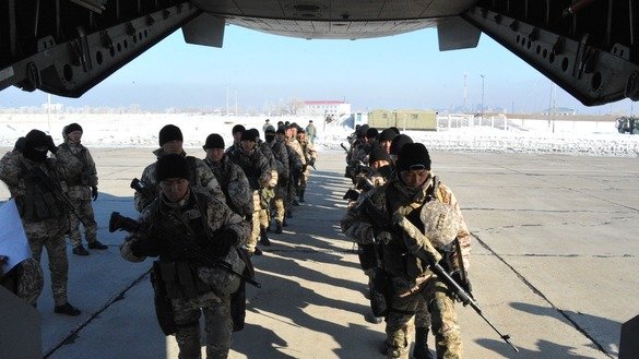 Special forces prepare to board a flight in Akmola Province on March 21. [Kazakh Ministry of Defence]