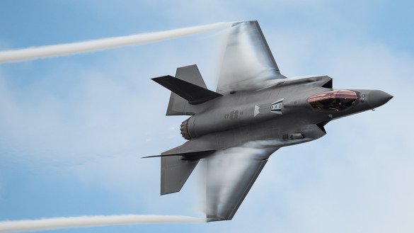 F-35А самолёти Мельбурн авиакосмик кўргазмасида ҳаво манёврларини бажармоқда, 30 март куни Флорида штатининг Мелбурн шаҳрида олинган сурат. (АҚШ ҳаво кучлари)