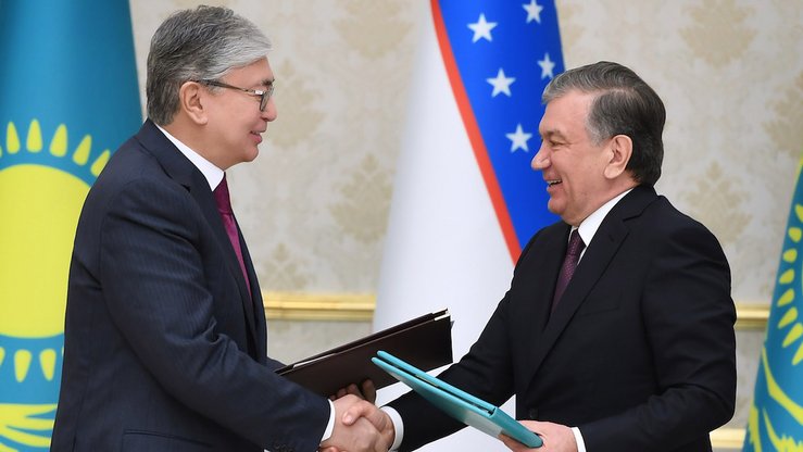 15-aprel kuni Toshkentda Qozogʻiston prezidenti Qosim-Joʻmart Toʻqayev va Oʻzbekiston prezidenti Shavkat Mirziyoyev iqtisodiyot va mudofaa sohalaridagi kelishuvlarni imzoladilar. (Qozogʻiston prezidenti matbuot xizmati)