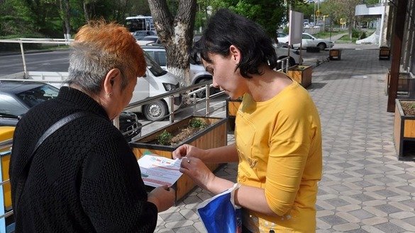 Employees of the Sana Sezim Legal Centre for Women's Initiatives April 5 in Shymkent conduct an information campaign with the support of the Office of the United Nations High Commissioner for Refugees. The goal is to provide free legal assistance. [Sana Sezim]