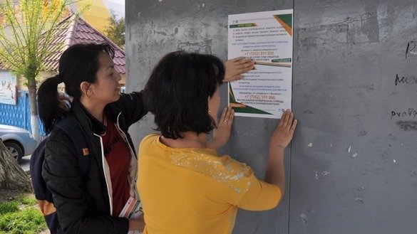 Employees of the Sana Sezim Legal Centre for Women's Initiatives April 5 in Shymkent conduct an information campaign with the support of the Office of the United Nations High Commissioner for Refugees. The goal is to provide free legal assistance. [Sana Sezim]