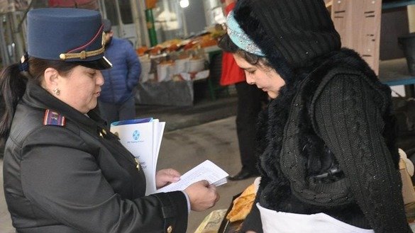 Employees and interns of the Sana Sezim Legal Centre for Women's Initiatives, together with inspectors from the Interior Ministry Department for the Protection of Women, conduct an information campaign at the Shymkent city market last December 7. [Sana Sezim]