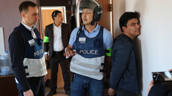 Police arrest fictional traffickers during OSCE training on combating human trafficking. The training took place in Koshi village, Akmola Province, last September 27. [Aydar Ashimov]