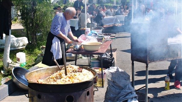 Taraz residents cook pilaf and other dishes on the street May 1 for People's Unity Day. [Aydar Ashimov]