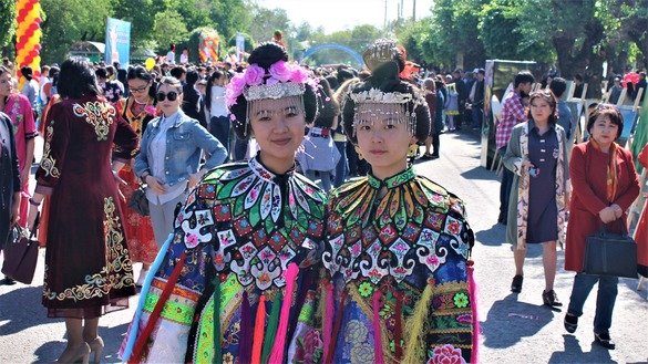Dungan girls wear folk costumes May 1 in Taraz for People's Unity Day. [Aydar Ashimov]