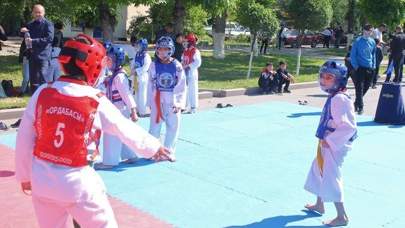Boys compete in ordabasy, a team martial art, on May 1 in Taraz for People's Unity Day. [Aydar Ashimov]