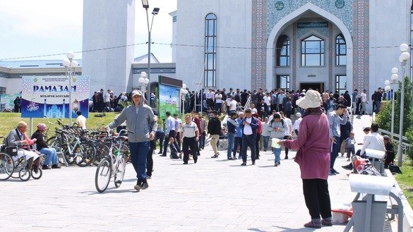 Верующие со всей Жамбылской области съезжаются на пятничную молитву в центральную мечеть. Тараз, 17 мая. [Айдар Ашимов]