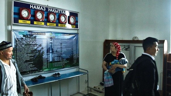 В центральной мечети в Таразе висят часы, показывающие время для молитвенных чтений. Фото сделано 17 мая. [Айдар Ашимов]