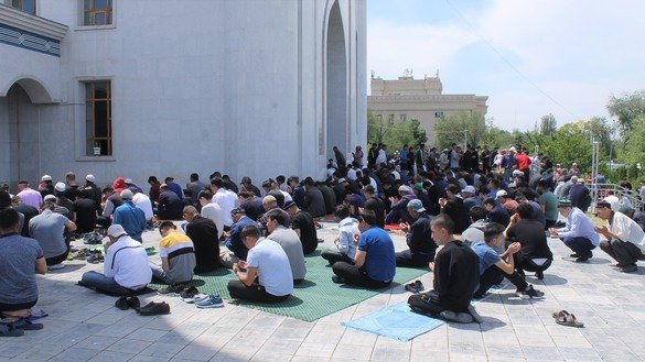 Мусульмане, соблюдающие пост в Рамадан, молятся у стен мечети. Тараз, 17 мая. [Айдар Ашимов]