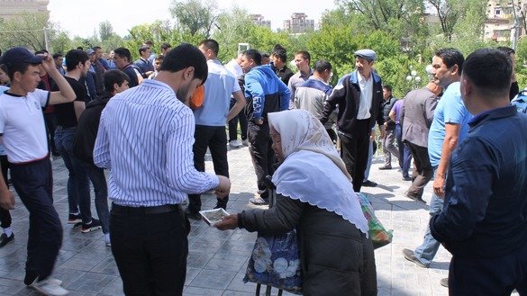 A man gives money to a beggar in Taraz on May 17. [Aydar Ashimov]