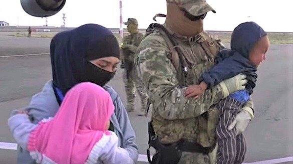 7- va 9-may kunlari oʻtkazilgan “Jusan-2” operatsiyasi chogʻida maxsus kuchlar kuzatuvida farzandlari bilan samolyot tomonga ketayotgan ayol. KNB videolavhasidan olingan kadr.