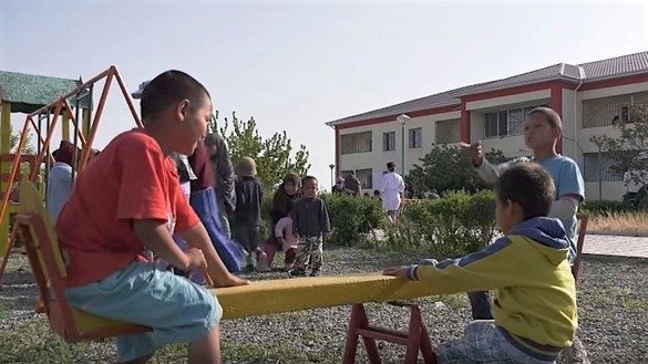 Дети, вернувшиеся из Сирии в Казахстан, играют в реабилитационном центре. Мангистауская область, Казахстан. Съемка КНБ Казахстана.