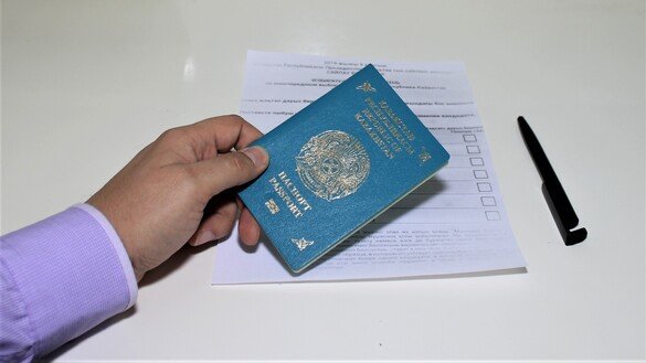 Для получения избирательного бюллетеня необходимо предъявить паспорт или удостоверение личности. На фото казахский паспорт. Тараз, 9 июня. [Айдар Ашимов]