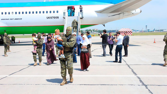 Женщины и дети прибыли в Узбекистан из Сирии в ходе операции «Добро» 30 мая 2019 года, аэропорт Ташкента. [Пресс-служба президента Узбекистана]