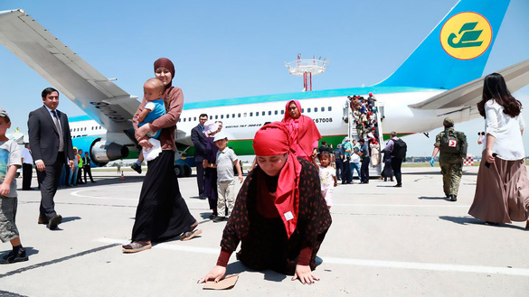 Women and children rescued from Syria by Operation Good Deed arrive at the Tashkent airport May 30. [Uzbek presidential press office]