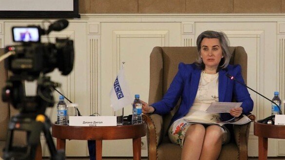 Nur-Sultondagi YXHT dasturlari idorasi rahbari oʻrinbosari Diana Digol 30-may kuni Olmaotada boʻlib oʻtgan Internet sohasini rivojlantirish boʻyicha 10-Markaziy Osiyo yillik forumida nutq soʻzlamoqda. (Nur-Sultondagi YXHT dasturlari idorasi)